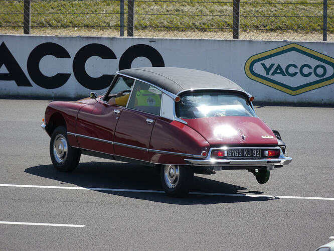 Citroën_DS_on_3_wheels